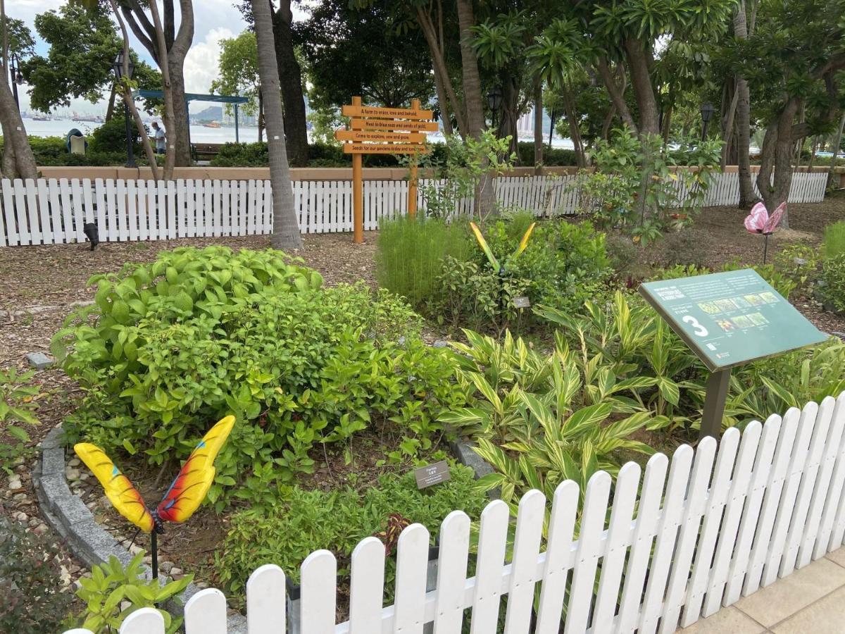 Hong Kong Gold Coast Hotel Kültér fotó Butterfly garden at the Children's Museum of Oak Park