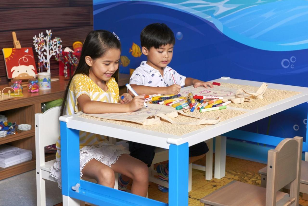 Hong Kong Gold Coast Hotel Kültér fotó Children playing with toys