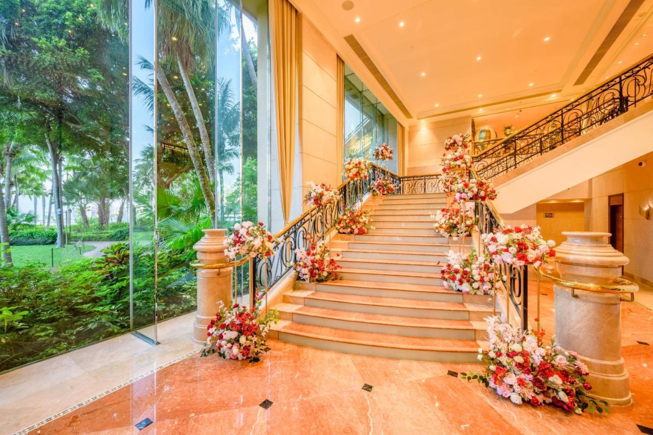 Hong Kong Gold Coast Hotel Kültér fotó The staircase at the lobby