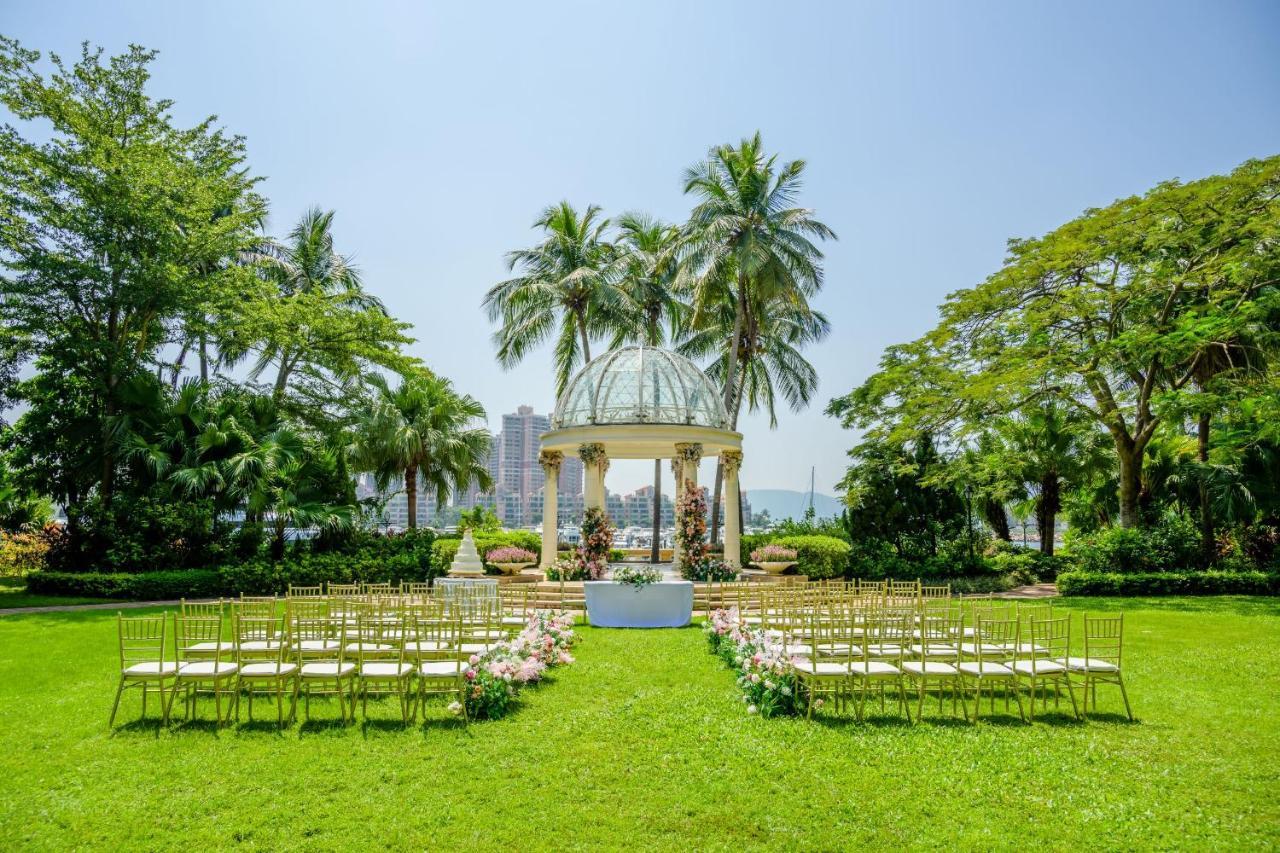 Hong Kong Gold Coast Hotel Kültér fotó The lawn at the Hong Kong Club