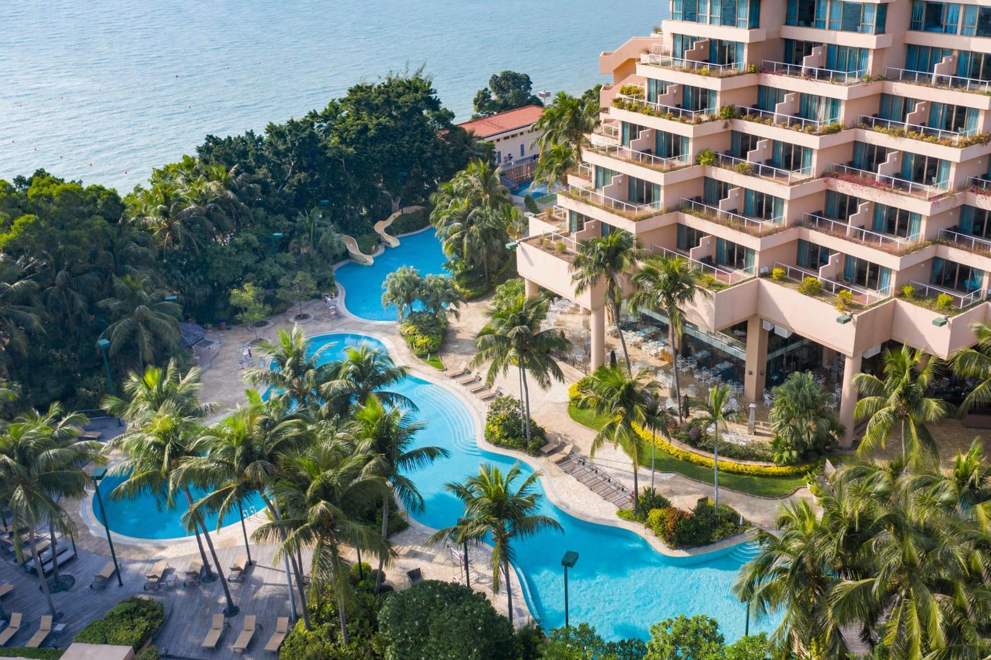 Hong Kong Gold Coast Hotel Kültér fotó The swimming pool at Shangri-La Tanjung Rhu